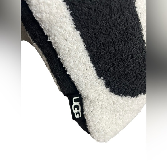 UGG Poppy Logo Pillow Set Of 2 - Picture 5 of 11